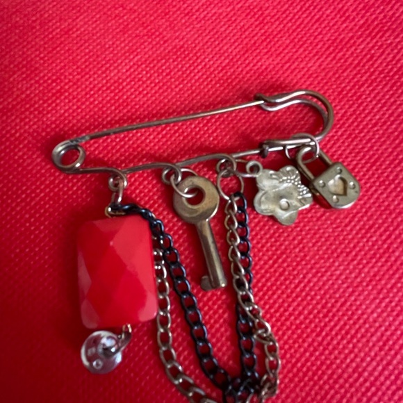 Kilt pin. Matches the necklace that you bought Kim!!😊 - Picture 2 of 2